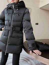 Italiano com designer novo outono e inverno triângulo com capuz pato branco para baixo com cinto temperamento 100 combinando jaqueta média longa