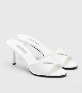 Italie Brand 2024S / S Triangle Mules Sandales en cuir brossé Chaussures Blanc Blanc Black High Talons Lady Walking Walking EU35-43 avec boîte