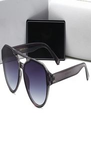Diseño de Italia 0105 Gafas de sol para hombres y mujeres Sombras Espejo Gafas de sol cuadradas Gafas de conducción UV sin caja8964304