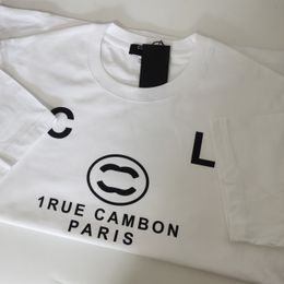 Italie Designer Version Brands T-shirt Cotton Europe Sports Chaussures Implique Applique Men Womans Two C Graphic Black White Channel Style Clothing Tee Tops