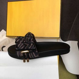 Italie Lux sandale 2021 luxe Designer femmes sandales lettres en satin pli fleur classique mode chaussures décontractées plage sandales plates fond épais loisirs