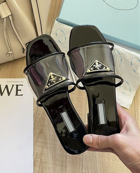 Italia Marca de lujo Zapatillas de mujer Verano Milán Nueva Sandalia plana antideslizante de alta calidad Triángulo hebilla carta plana transparente zapatos de diseñador Sandalias de playa al aire libre