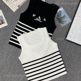 Italie Milan Designer T-shirt Vêtements pour femmes Brands Treat de nouveaux réservoirs Top Party Black Stripe Camis Summer Yoga Croptop Femmes broderie Tshirt Sexy Short Sans manches