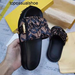 Italia Sandali con diapositive in raso Scrunchie Designer Strap Scarpe da donna Slip On Pantofole piatte setose Rosa Marrone Slipon Mule Scarpe estive Pantofola a banda larga Casual Snea