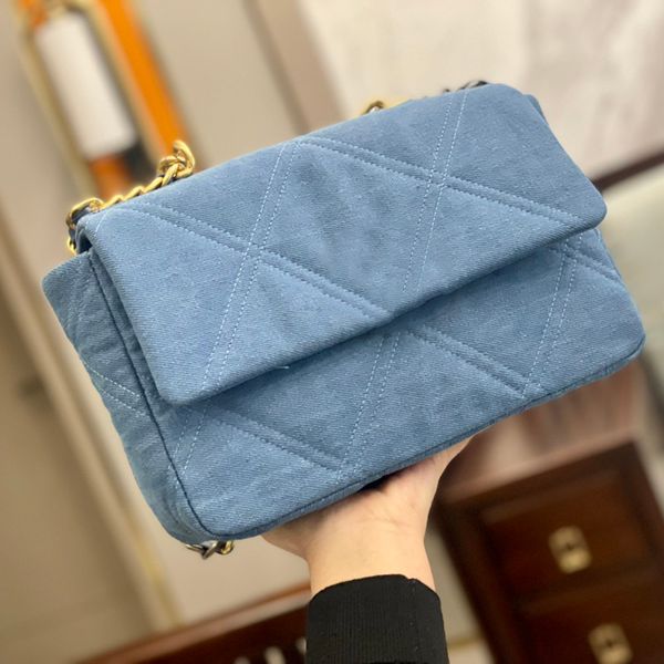 Italy Damen Bicolore Quilted Denim 19 Taschen, klassische mittlere Klappe, großes Fassungsvermögen, goldfarbene Metallbeschläge, Umhängetasche, luxuriöse Designer-Sacoche-Handtaschen, 26 x 16 cm