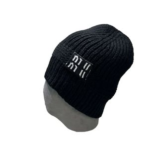 IU New M Knit Wholesale Hat Gorros de diseño de invierno Gorros para hombre para mujer Sombreros casuales al aire libre Cla Bonnet Designer Beanie S
