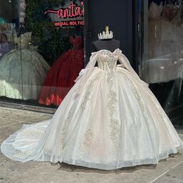 Ivory baljurk Quinceanera Dresses Big Bow 3D Flower Crystal Appliques met Cape 16 Princess Gowns Vestidos de 15 anos