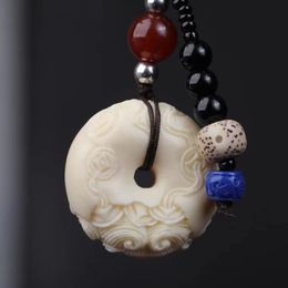 Fruit ivoire Ping une boucle de carlerie de carlerie de carlerie couple de pendentif sculpté pixiu star lune bodhi masque et clés pour femmes accessoires rétro 240522