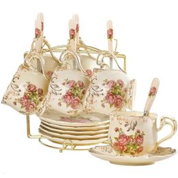 Des tasses en céramique rose ivoire et des soucoupes à 8 oz de 6 thé en porcelaine florale vintage café avec un rack doré 240422