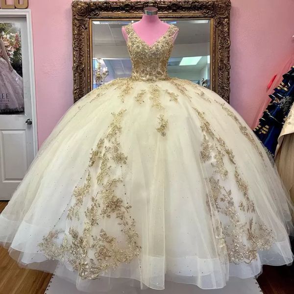 Vestidos de quinceanera marfil con apliques de encaje dorado cristales con cuentas de mangas largas V cuello tul tul satén personalizado dulce 16 vestíbulo de pelota de fallas 403 403