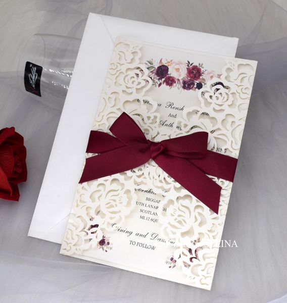 Invitación de corte láser de rosa brillante de marfil para boda Invitación de boda con estampado de flores plegables de bolsillo con cinta Invitaciones de graduación 1160391