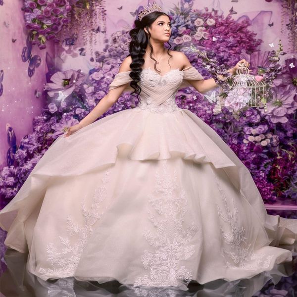 Vestidos de quinceañera con escote en forma de corazón brillante de marfil para dulces 15 años, vestido de baile Sexy con hombros descubiertos, apliques de encaje, vestidos de princesa