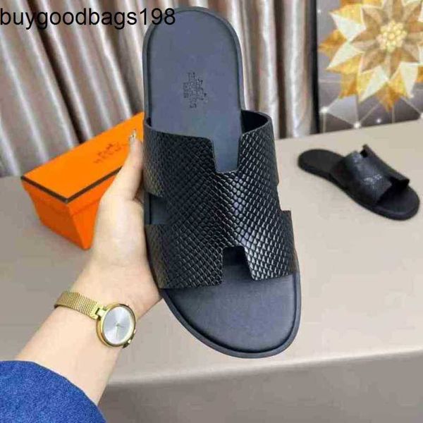 Slippers Izmiss Slipper Slipper Summer Leather Man 2024 NUEVA Marca de fasión versátil Big Wear Sandals de estilo Britis Europeo y Americano tiene un logotipo