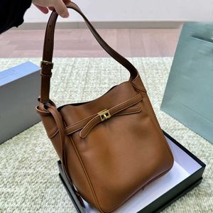 Sac fourre-tout sac de créateur de vache en cuir à main en cuir grande capacité femme crossbody hobo hobo sacs de seau sac à provisage de luxe 240515