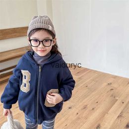 Jackets 2023 Winter Nieuwe baby lange mouw warme capuchon jas peuterjongen plus fluweel dikke letter hoodie meisjes gewatteerde jas kinderkleding H240508