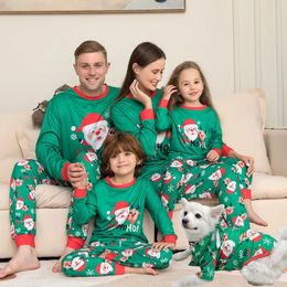 Jassen 2024 Kerst Familie Bijpassende Pyjama Volwassenen Kids Outfits Top Broek 2 STKS Xmas Nachtkleding Pyjama Baby Jumpsuit 231206