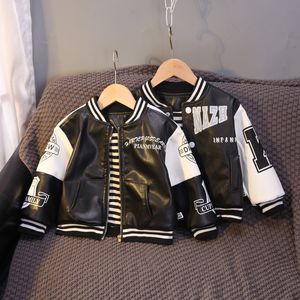 Chaquetas para bebés, niños, abrigo de béisbol con estampado de letras, cuello a rayas, primavera 2023, Moto de piel sintética para niños, motorista de carreras FY11073 230310