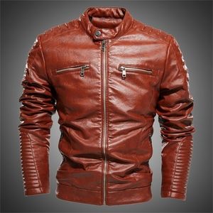 Chaquetas Hombres Stand Collar Diseño plisado Marrón Chaqueta de motocicleta Hombres Biker Chaqueta y abrigos Cremallera Slim Fit Abrigo Otoño Invierno PU 201128