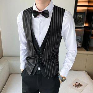 Vestes Nouveau Design Hommes Rayé Gilet Faux Deux Pièces Couches Costume Gilet Col V Profond Magicien Chanteur Fête Vintage Angleterre Vêtements