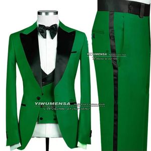 Jassen Lente/herfst Groene Mannen Pakken Zwarte Revers Jas + vest + broek Tres De Hombre 3 Stuks Engeland stijl Bruiloft Tuxedo Custom Made