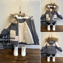 Vestes hiver garçons manteau 2023 bébé col de fourrure à capuche coton Plus velours épaissir veste chaude pour enfants s 2 8 ans 231115