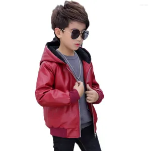 Chaquetas Chaqueta de cuero PU de invierno para niño, versión coreana 2023, abrigo con capucha de moda gruesa de terciopelo, ropa informal bonita para niños 2023