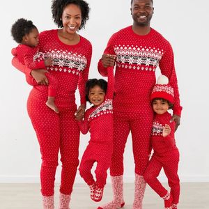 Vestes Vêtements de l'année Pyjamas de famille de Noël Ensemble mère père enfants tenues assorties bébé barboteuse vêtements de nuit doux look de famille 231009