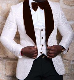 Jacquard Groom Tuxedos White Red Black Mens Wedding Tuxedos Velvet Rapel Side Vent Man Jacket Blazer 3 -delige pakjacket broek Ve221t