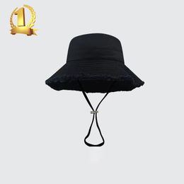 Créateur de mode français grand chapeau de seau à bord
