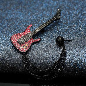 Japon et Corée du Sud Fashion Broche Accessoires Male Guitare Creative Guitare Rouge Étudiant Étudiant Femme Inlaid Diamond