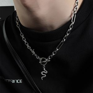 Collar empalmado de cadena de piel larga con colgante de serpiente de viento frío y oscuro INS de Japón/Corea del Sur para hombres y mujeres, abalorio de moda Punk Hip Hop