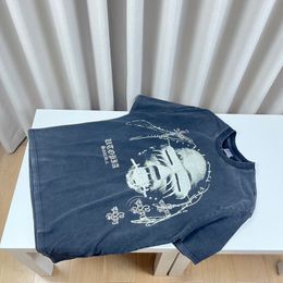 Japão Estilo Retrato Gótico Letras Imprimir Tee Designer Camiseta Primavera Verão Moda Casual Skate Homens Mulheres Camiseta 24ss 0115