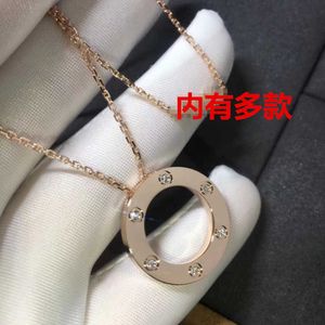 C Collar Moda japonesa y coreana Cujiage Collar de panqueque de acero de titanio 316L para mujer Cadena de hueso con candado de oro rosa de 18 quilates Collar de panqueque versátil