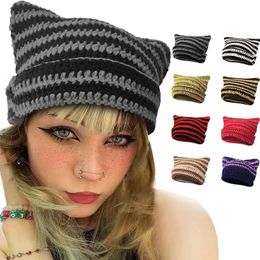 Chatte de bonnet japonais pour femmes Petites diable à rayures en tricot casquette d'automne et d'hiver Mignon Cat oreilles chauds Bonnet Casual 240511