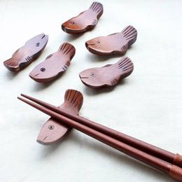 Utensilios de cocina ecológicos japoneses, soporte para palillos con forma de pez de madera, soporte para palillos decorativo creativo delicado