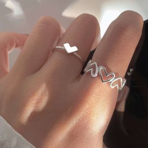 De afneembare ring van de Japanse Koreaanse serie heeft een niche -ontwerp dat trendy cool aanvoelt.De vrouwelijke wijsvinger is gepersonaliseerd en modieus
