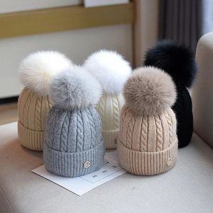 Japanse konijn haar vossenbont pompom hoed vrouwelijke ontwerpers M teken gebreide muts herfst winter warme gehoorbescherming hoed mutsen hoed 231229