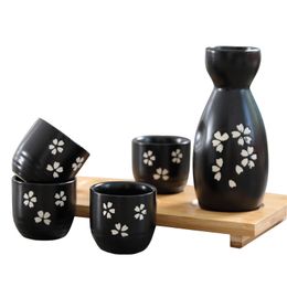 Japanse Sakura 5 stuks keramische sake -drinkware set met 1 tokkuri fles 4 ochoko cups voor huisrestaurant zwart met witte bloem