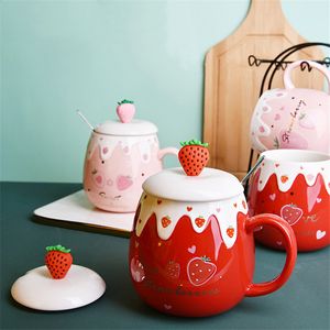 Tasse à café aux fraises mignonne en céramique de style japonais avec couvercle et cuillère en porcelaine créative petit déjeuner tasse à avoine au lait Drinkware 220311