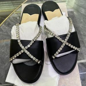 JC Jimmynessity Choo Flat Quality Slippers Chain Cross Cross Rhinestone For Women Designer Summer 2023 Open Toe Beach Shoes Ladies Black Paluflas White Chinelos