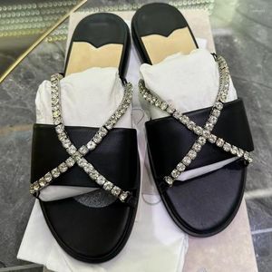 JC Jimmynessity Choo Plat de haute qualité Slippers Cross Cross Rhinestone Chain pour femmes Designer Summer 2023 Open Toe Beach Shoes Ladies Black Panteflas White Chinelos