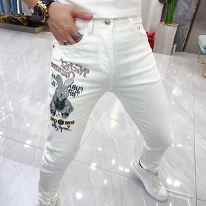 Jeans 2023 Summer Fashion Luxe Koreaanse katoen Wit Solid Color Slim Fit Mens Jeans Set met konijnenontwerp Kpop strakke herenjeans J240507