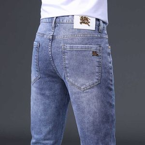 Jeans bleu pour hommes 2023 printemps / été pantalon de luxe léger les produits européens afficher une apparence haute mince style slim ajustement