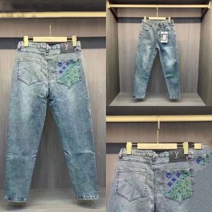 Jeans Designer Mens Autumn Fashion L Brand V Korean Slim Fit geborduurd Blue Gray Outdoor Leisure Beach Straight been Jean Tag met drop