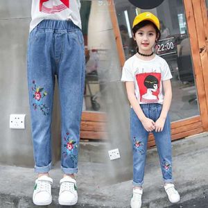 Jeans jeans 2024 Nieuwe herfst Childrens Flower Jeans Girl Koreaanse geborduurde broek Childrens Denim Blue Pants WX5.27