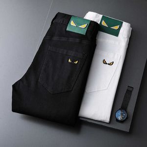 Jeans para hombre 2022 verano fino elástico Slim Fit pies pequeños coreano negro y blanco bordado pantalones casuales moda