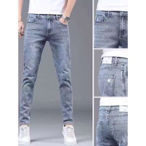 Jeans heren slanke pasvorm kleine rechte been 2023 nieuwe heren verontruste trend zomer dunne casual licht gekleurde lange broek