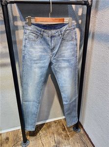 21SS Diseñador de moda de algodón Pantalones vaqueros para hombre Aumento de la cintura Botón de ajuste perfecto Reemplazar Gel de sílice de metal Materia Costura conveniente