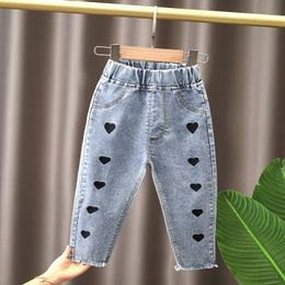 Jeans Lente kids meisjeskleding baby elastische band rechte pijpen liefde jeans broek voor meisjes babykleding bovenkleding denim broek 230617