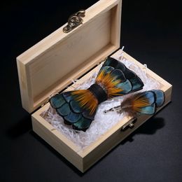 JEMYGINS Original boîte en bois jaune bleu vert plume fait à la main noeud papillon broche ensemble haute qualité noeud papillon pour hommes doux costume 240111